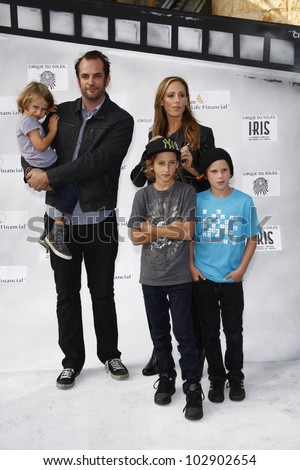 LOS ANGELES - SEPT 25: Kim Raver, family at the IRIS, A Journey Through the World of Cinema by Cirque du Soleil premiere at the Kodak Theater on September 25, 2011  in Los Angeles, California