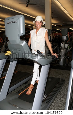 WOODLAND HILLS - JUN 2: LeAnn Rimes at the Grand Opening Celebrity VIP Reception of the FIRST SIGNATURE LA FITNESS CLUB on June 2, 2012 in Woodland Hills, California