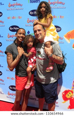 LOS ANGELES - AUG 19: Kearran Giovanni, family at \'The Oogieloves In The Big Balloon Adventure\' LA Premiere at the Grauman\'s Chinese Theater on August 19, 2012 in Los Angeles, California