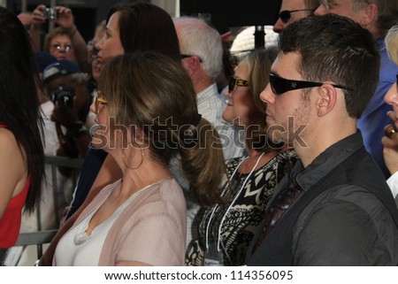ANGELES - OCT 1: Pam Dawber, Sean Harmon at a ceremony as Mark Harmon
