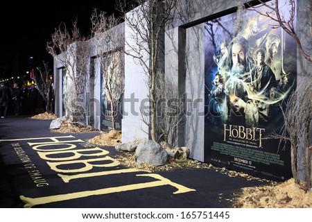 LOS ANGELES - DEC 2: Atmosphere, poster, display at the premiere of Warner Bros\' \'The Hobbit: The Desolation of Smaug\' at the Dolby Theater on December 2, 2013 in Los Angeles, CA