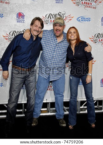 LOS ANGELES - MAR 1:  Jeff Foxworthy and Larry The Cable Guy and his wife arriving at the Comedy Central Roast of Larry the Cable Guy in Los Angeles, California on March 1, 2009.