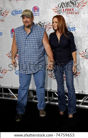 LOS ANGELES - MAR 1:  Larry The Cable Guy and wife Cara Whitney arriving at the Comedy Central Roast of Larry the Cable Guy in Los Angeles, California on March 1, 2009.