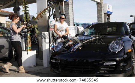 MALIBU - FEB 4: Katie Price fills up her car with gas and gets a few soft drinks for her friends in Malibu, California on February 4, 2009.