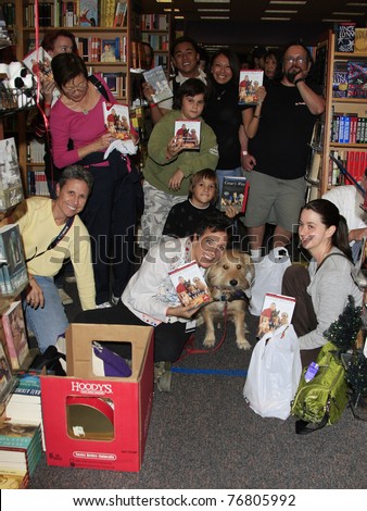 PASADENA - NOV 27: Unidentified Cesar Millan fans at a book signing for his book \'Cesar\'s Way\' held at the Borders bookstore in Pasadena, CA on November 27, 2007.