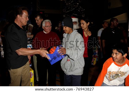 LOS ANGELES - DEC 19: Arnold Schwarzenegger passes out toys at the Hollenbeck Youth Center\'s 28th \