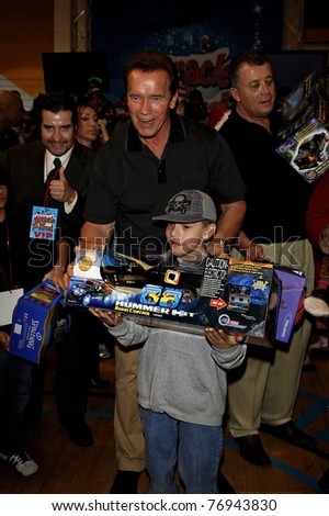 LOS ANGELES - DEC 19: Arnold Schwarzenegger passes out toys at the  Hollenbeck Youth Center's 28th 