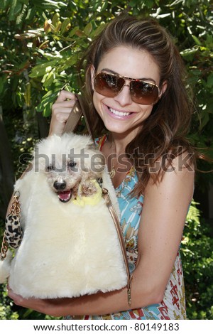 BEVERLY HILLS - JUN 14: Maria Menounos at Reality Cares presents 'The Dogs Next Door', a Hollywood Celebrity Benefit at a private estate in Beverly Hills, California on June 14, 2008