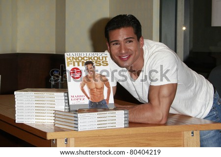 LOS ANGELES - MAY 15: Mario Lopez signs copies of his new book \'Mario Lopez\'s Knockout Workout\' at Barnes & Noble, The Grove, Los Angeles, California on May 15, 2008