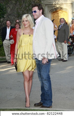 LOS ANGELES - JUL 19: Tori Spelling and husband Dean McDermott at the Much Love Animal Rescue fundraiser 'Bow Wow Wow' at the Playboy Mansion on July 19, 2008 in Los Angeles, California