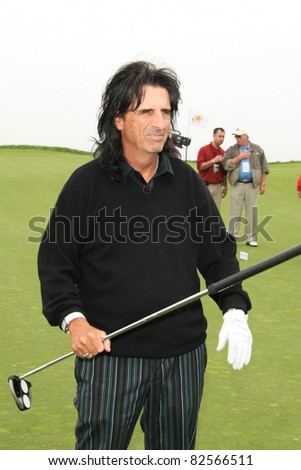 PALOS VERDES - APR 29: Alice Cooper at the 9th annual Michael Douglas and friends Celebrity Golf Tournament at the Trump National Golf Club in Palos Verdes, CA on April 29, 2007