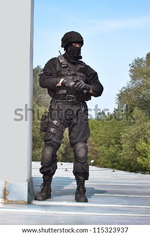 guarding VIPs, special forces policeman with the gun on the roof