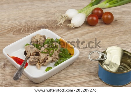 can of tuna, a healthy meal with vegetables, fast food preparation