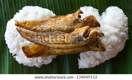 Freshwater fish fried, salty taste, the food of the villagers.