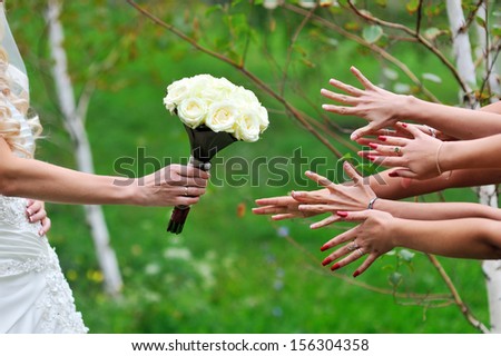 bride gives a bouquet of her friends