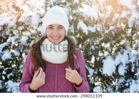 beautiful woman in a white hat in winter park