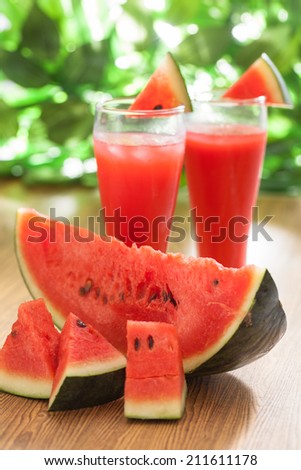 Fresh watermelon juice with sliced watermelon