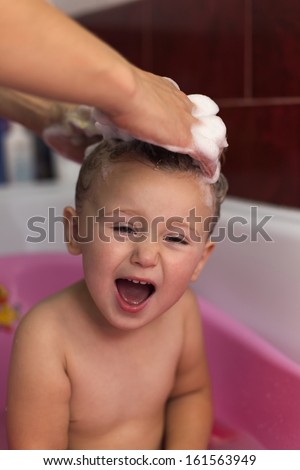 bathing a child who does not like to wash my hair