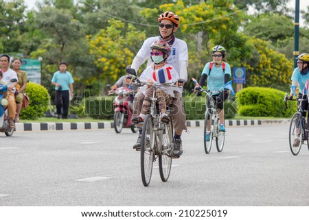 CHIANGMAI, THAILAND-10 AUGUST 2014: Political reconciliation Day, father and little daughter riding a bicycle to Chiangmai Night Safari on 10 August 2014, Chiangmai Thailand.