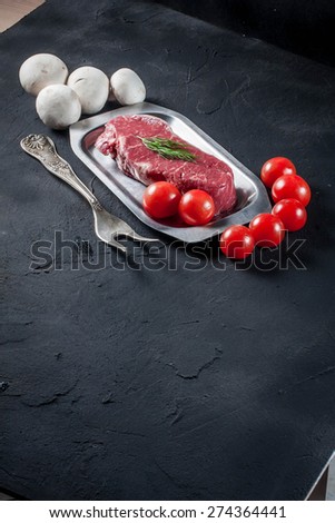Raw steak with tomatoes, mushrooms and dill.