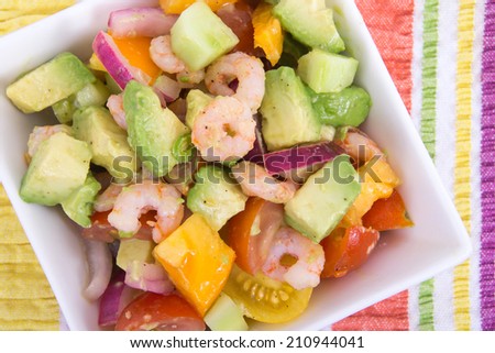 shrimp and avocado summer salad with tomatoes and red onion
