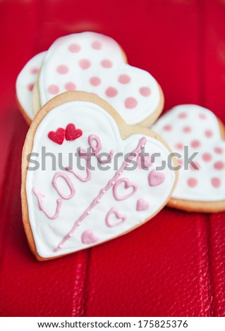 San Valentin cookies decorated with heart shape
