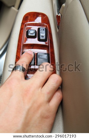 press the switch of side mirror  / focus at button