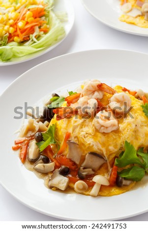 Modern Thai Food, Creamy omelet with shrimp and mushroom in oyster sauce.