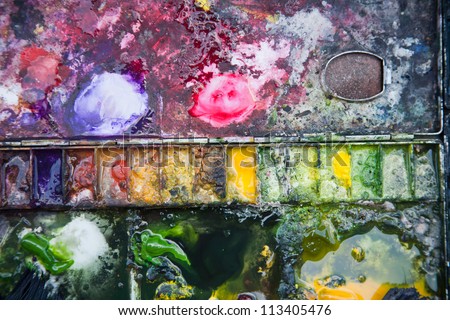 Painting with oil painting scrubbing brush