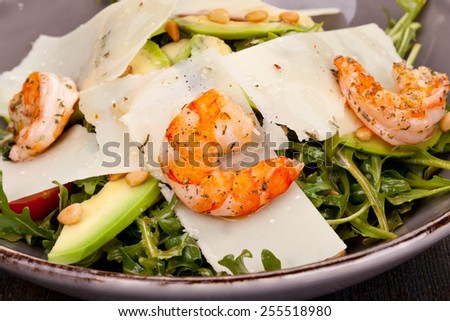 Salad with arugula, shrimps and avocado
