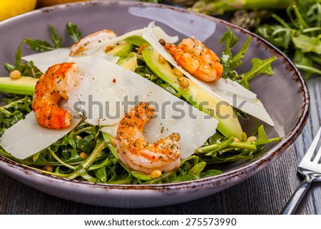 Salad with arugula, shrimps and avocado