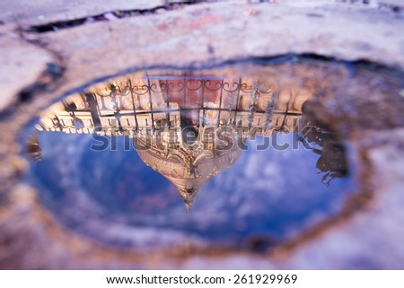 It is believed that King Anawrahta and the builders used the reflection in the small hole to check that the dome of the pagoda was perpendicular