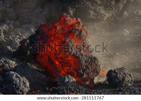 A few steps from the lava front. The casting continues to fall inside the valle del bove.