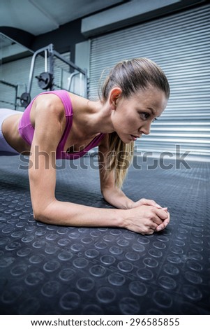Close up view of a muscular woman on a plank position