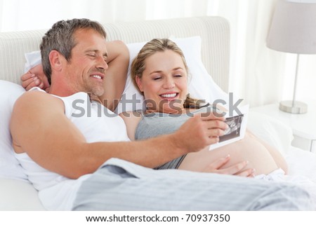 Futur parents looking at their x-ray at home