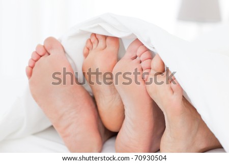 Family\'s feet in the bed