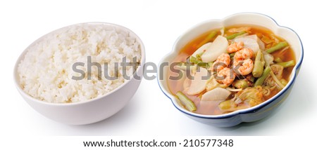 rice and hot and sour curry with tamarind sauce, shrimp and vegetables (kang som koong)