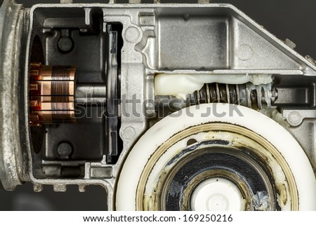 Commutator and worm gear with a mechanism, a part of the electric motor used to drive the car wipers