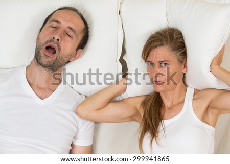 Woman can not sleep because of the snoring of her husband