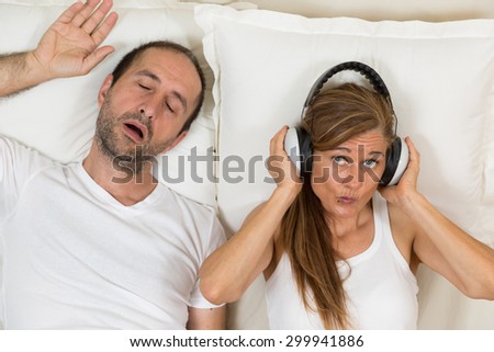 Woman can now sleep because it has a soundproof headphones to avoid hearing her husband snoring