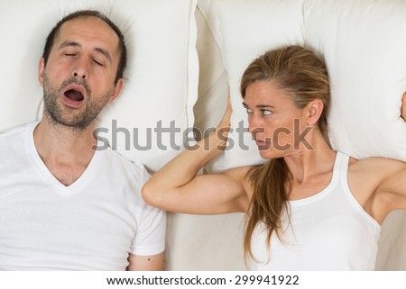 Woman can not sleep because of the snoring of her husband