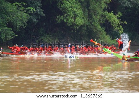 SARABURI,THAILAND - SEPTEMBER 22 :Unidentified crew in traditional Thai long boats compete during Queen Cup Traditional Long Boat Race Championship on September 22, 2012 in Saraburi,Thailand.