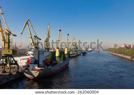 the vessels standing in seaport on unloading of holds