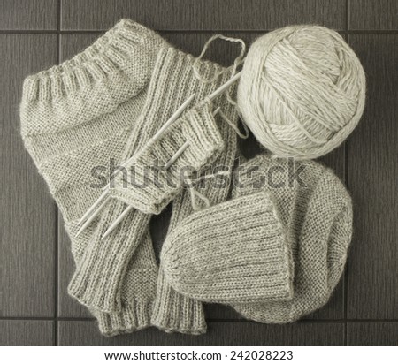 grey knitted cloth