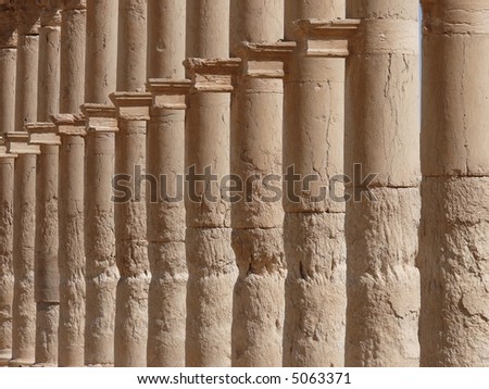 Line of ancient historical columns, Great Colonnade, Palmyra, Syria, Middle East