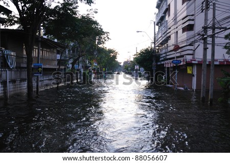 BANGKOK, THAILAND - NOVEMBER 04 : Heavy flooding from monsoon rain in Ayutthaya and north Thailand arriving in Bangkok on November 04,2011 Bangkok, Thailand.At Senanikom 2 Paholyothin Rd.
