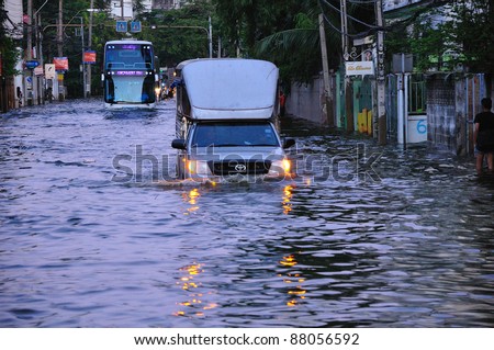 BANGKOK, THAILAND - NOVEMBER 04 :  Heavy flooding from monsoon rain in Ayutthaya and north Thailand arriving in Bangkok on November 04,2011 Bangkok, Thailand.At Senanikom 2 Paholyothin Rd.