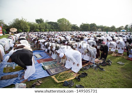 YALA, THAILAND - AUGUST 8 : 5,000 yala thai Muslim male and female pray for Allah Islamic God in Hari Raya Day on Aug 8, 2013 at Yala Youth Center, Thailand