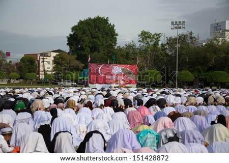 YALA, THAILAND - AUGUST 8 : 5,000 yala thai Musim male and female pray for Allah Islamic God in Hari Raya Day Idil Fitri 1434 H. on Aug 8, 2013 at Yala Youth Center, Thailand