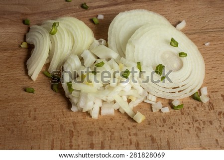 the white onions cut in the different ways